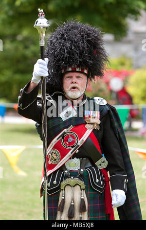 Ein tambourmajor führt eine lokale Dudelsack Gruppe, bei den großen Festivals, Feiern, Großbritannien und dem Vereinigten Königreich Am 25. Mai 2013 in Atlanta, GA. Stockfoto