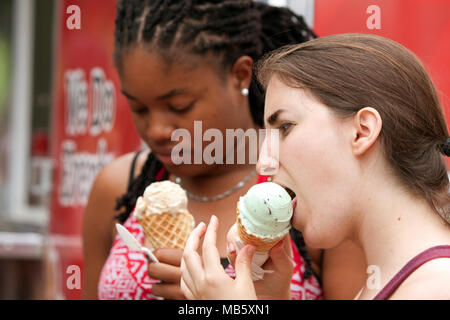 Zwei nicht identifizierte junge Frauen genießen essen Eis Kegel an der 3. jährlichen Atlanta Eis Festival am 27. Juli 2013 in Atlanta, GA. Stockfoto