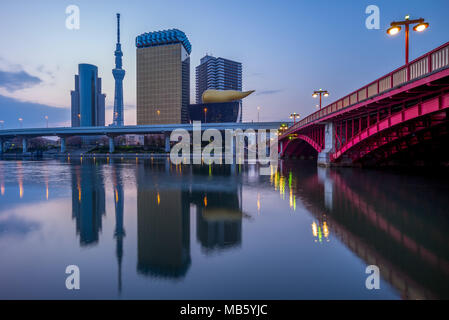 Skyline von Tokyo City durch den Fluss in der Dämmerung Stockfoto