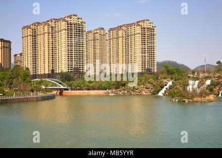 Kunming Wasserfall Park in Kunming, China wurde der größte Wasserfall Park in Asien Stockfoto