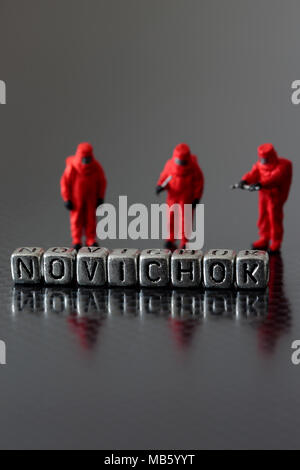 Novichok auf Perlen mit einer Miniatur Modell Sicherheit chemische Team Stockfoto