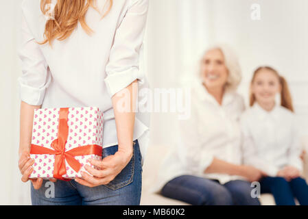 Nahaufnahme von reife Lady holding Geschenk Box hinter zurück Stockfoto
