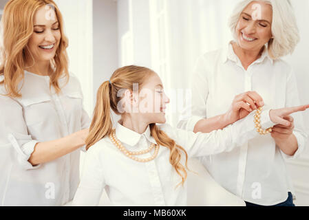 Drei Generationen von Frauen auf Schmuck zu Hause versuchen, aufgeregt Stockfoto