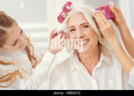 Radiant granny Experimentieren mit Frisuren im Kreis der Familie Stockfoto
