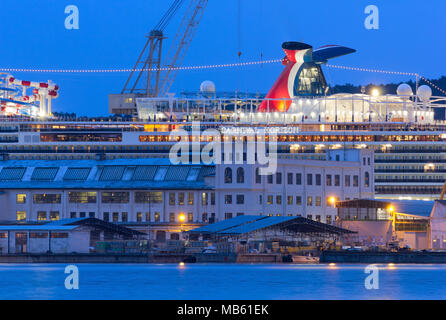 MONFALCONE, Italien - 27. März 2018: Karneval Horizont riesiges Kreuzfahrtschiff der Werften Monfalcone am Abend vor der Auslieferung Stockfoto