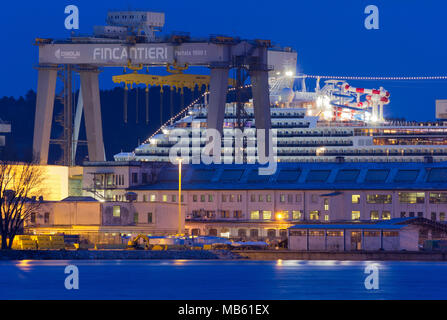 MONFALCONE, Italien - 27. März 2018: Karneval Horizont riesiges Kreuzfahrtschiff der Monfalcone Werft am Abend vor der Auslieferung Stockfoto