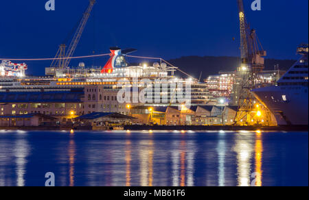 MONFALCONE, Italien - 27. März 2018: Monfalcone Werften mit dem Karneval Horizont riesiges Kreuzfahrtschiff am Abend vor der Auslieferung Stockfoto