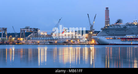 MONFALCONE, Italien - 27. März 2018: Monfalcone Werften mit dem Karneval Horizont riesiges Kreuzfahrtschiff am Abend vor der Auslieferung Stockfoto