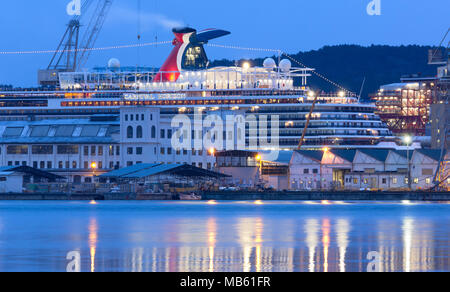 MONFALCONE, Italien - 27. März 2018: Karneval Horizont riesiges Kreuzfahrtschiff der Werften Monfalcone am Abend vor der Auslieferung Stockfoto