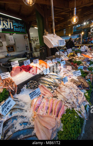 Ein frischer Fisch oder fischhändler Stall verkaufen den Fang des Tages und frischen Fisch am Borough Market in Central London. nasse Fisch und gesunde Ernährung. Stockfoto