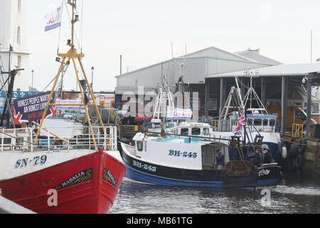 Eine Flotte von Fischerbooten verlassen South Shield Fisch Kai, in der Nähe von Newcastle in einem Protest, nach Kampagne organisiert für eine unabhängige Großbritannien und die Fischerei verlassen, gegen das Abkommen, das Sehen wird die britische Gehorsam gegen die gemeinsame EU-Fischereipolitik für die Übergangszeit von Brexit. Stockfoto