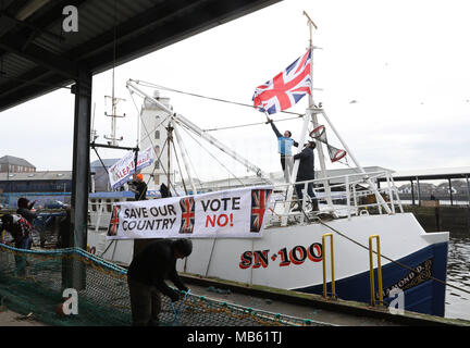 Eine Flotte von Fischerbooten verlassen South Shield Fisch Kai, in der Nähe von Newcastle in einem Protest, nach Kampagne organisiert für eine unabhängige Großbritannien und die Fischerei verlassen, gegen das Abkommen, das Sehen wird die britische Gehorsam gegen die gemeinsame EU-Fischereipolitik für die Übergangszeit von Brexit. Stockfoto