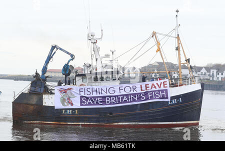 Eine Flotte von Fischerbooten verlassen South Shield Fisch Kai, in der Nähe von Newcastle in einem Protest, nach Kampagne organisiert für eine unabhängige Großbritannien und die Fischerei verlassen, gegen das Abkommen, das Sehen wird die britische Gehorsam gegen die gemeinsame EU-Fischereipolitik für die Übergangszeit von Brexit. Stockfoto