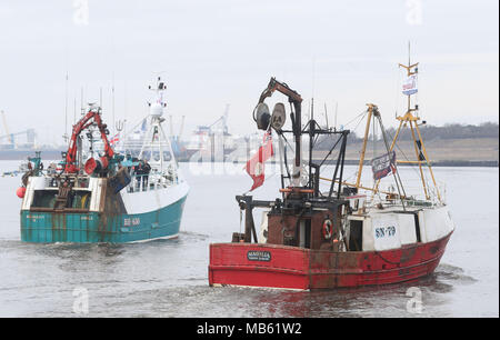 Eine Flotte von Fischerbooten verlassen South Shield Fisch Kai, in der Nähe von Newcastle in einem Protest, nach Kampagne organisiert für eine unabhängige Großbritannien und die Fischerei verlassen, gegen das Abkommen, das Sehen wird die britische Gehorsam gegen die gemeinsame EU-Fischereipolitik für die Übergangszeit von Brexit. Stockfoto