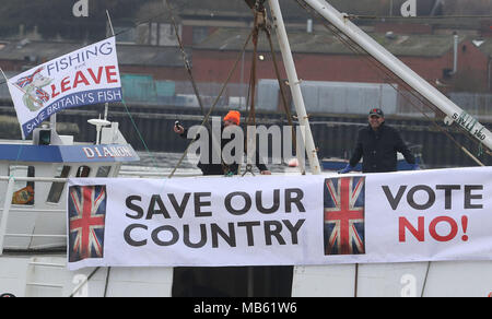 Eine Flotte von Fischerbooten verlassen South Shield Fisch Kai, in der Nähe von Newcastle in einem Protest, nach Kampagne organisiert für eine unabhängige Großbritannien und die Fischerei verlassen, gegen das Abkommen, das Sehen wird die britische Gehorsam gegen die gemeinsame EU-Fischereipolitik für die Übergangszeit von Brexit. Stockfoto