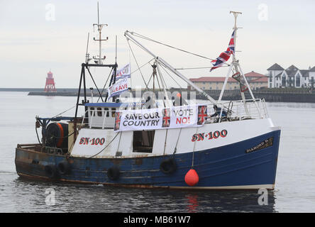 Eine Flotte von Fischerbooten verlassen South Shield Fisch Kai, in der Nähe von Newcastle in einem Protest, nach Kampagne organisiert für eine unabhängige Großbritannien und die Fischerei verlassen, gegen das Abkommen, das Sehen wird die britische Gehorsam gegen die gemeinsame EU-Fischereipolitik für die Übergangszeit von Brexit. Stockfoto