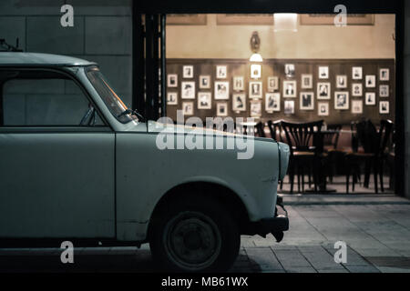Altes Auto stehend gegen im Retrostil Fenster Cafe Stockfoto