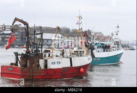 Eine Flotte von Fischerbooten verlassen South Shield Fisch Kai, in der Nähe von Newcastle in einem Protest, nach Kampagne organisiert für eine unabhängige Großbritannien und die Fischerei verlassen, gegen das Abkommen, das Sehen wird die britische Gehorsam gegen die gemeinsame EU-Fischereipolitik für die Übergangszeit von Brexit. Stockfoto