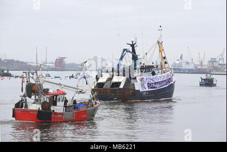 Eine Flotte von Fischerbooten verlassen South Shield Fisch Kai, in der Nähe von Newcastle in einem Protest, nach Kampagne organisiert für eine unabhängige Großbritannien und die Fischerei verlassen, gegen das Abkommen, das Sehen wird die britische Gehorsam gegen die gemeinsame EU-Fischereipolitik für die Übergangszeit von Brexit. Stockfoto