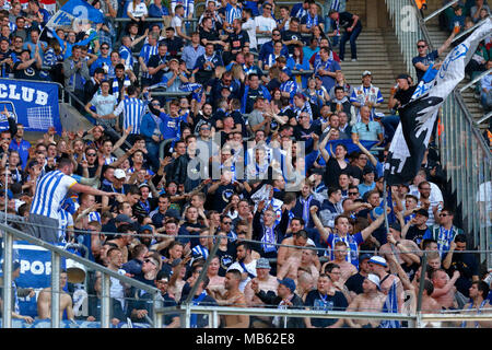 Sport, Fußball, Bundesliga, 2017/2018, Borussia Mönchengladbach gegen Hertha BSC Berlin 2:1, Stadion Borussia Park, am 0 Jubeln: 1 Ziel, Berlin Fußball Fans, Besucher auf dem Messestand Stockfoto