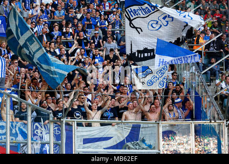 Sport, Fußball, Bundesliga, 2017/2018, Borussia Mönchengladbach gegen Hertha BSC Berlin 2:1, Stadion Borussia Park, Berlin Fußball-Fans auf der Tribüne Winken der club Flags Stockfoto