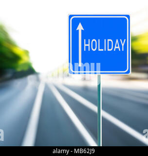 Urlaub motivationale Phrase auf blauen Schild mit Pfeil und verschwommenes speedy Hintergrund. Kopieren Sie Platz. Stockfoto