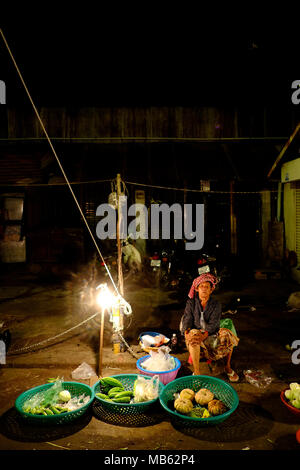 Nacht Markt Händler auf Toul Tom Poung Markt, oder 'russischen Markt" in Phnom Penh, Kambodscha. 27/03/18 Bild © Andy Buchanan 2018 Stockfoto