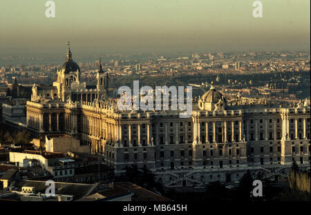 Madrid Spanien, der königliche Palast. 2000 Der Königliche Palast von Madrid (Spanisch: Palacio Real de Madrid) ist die offizielle Residenz der spanischen Königsfamilie in der Stadt Madrid, aber es ist nur für staatliche Zeremonien verwendet. König Felipe VI und die Königliche Familie nicht im Palast befinden, und statt dessen die bescheidener Palast der Zarzuela am Stadtrand von Madrid. Der Palast ist von den spanischen Staat gehört und von der Patrimonio Nacional, eine öffentliche Einrichtung des Ministeriums für die Präsidentschaft verabreicht.: 7 Der Palast liegt im westlichen Teil der Innenstadt von Madrid entfernt in der Calle de Bailén ('Bailén Strasse'), Stockfoto