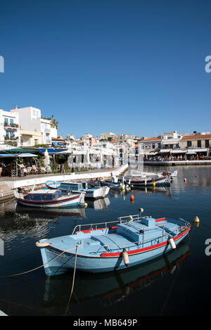 Agios Nikolaos, Kreta, Griechenland. 2017. Boote und Restaurants auf die innere Lagune Stockfoto