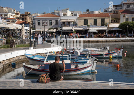 Agios Nikolaos, Kreta, Griechenland. 2017. Boote und Restaurants auf die innere Lagune Stockfoto