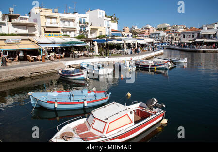 Agios Nikolaos, Kreta, Griechenland. 2017. Boote und Restaurants auf die innere Lagune Stockfoto