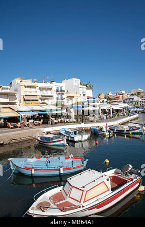 Agios Nikolaos, Kreta, Griechenland. 2017. Boote und Restaurants auf die innere Lagune Stockfoto