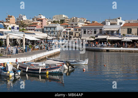 Agios Nikolaos, Kreta, Griechenland. 2017. Boote und Restaurants auf die innere Lagune Stockfoto