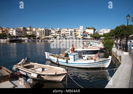 Agios Nikolaos, Kreta, Griechenland. 2017. Boote und Restaurants auf die innere Lagune Stockfoto