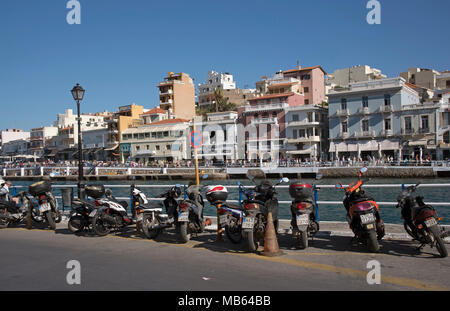 Agios Nikolaos, Kreta, Griechenland. 2017. Motorrad parken auf der Hafenseite Stockfoto