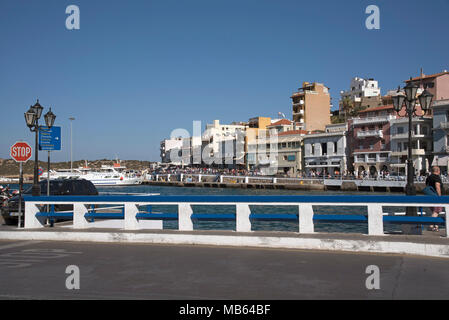 Agios Nikolaos, Kreta, Griechenland. 2017. Boote und Restaurants am Hafen Stockfoto