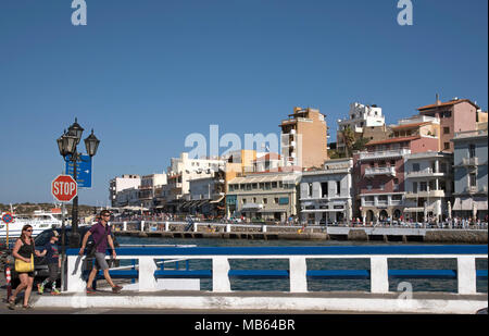 Agios Nikolaos, Kreta, Griechenland. 2017. Boote und Restaurants am Hafen Stockfoto