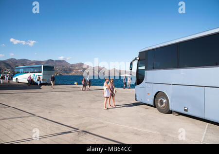 Agios Nikolaos, Kreta, Griechenland. 2017. Informationsschalter für Bus und Passagiere Stockfoto