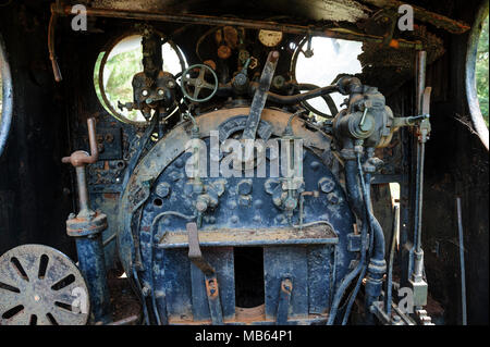 Dampflokomotive Bedienelemente in der Kabine und firebox Staatlicher Sägewerke Dampfmaschine SSM Nr. 2, rostet langsam weg in eine Schiene museum in Pemberton, Western Austra Stockfoto