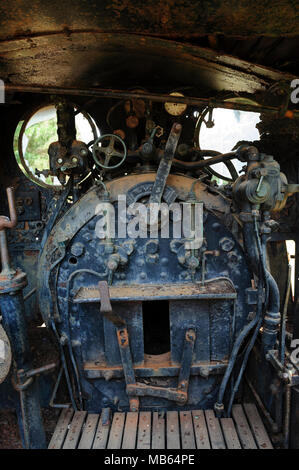 Dampflokomotive Bedienelemente in der Kabine und firebox Staatlicher Sägewerke Dampfmaschine SSM Nr. 2, rostet langsam weg in eine Schiene museum in Pemberton, Western Austra Stockfoto