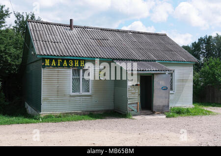 Vyazma, Russland - Juli 02, 2011: Dorfladen in der russischen Provinz Stockfoto