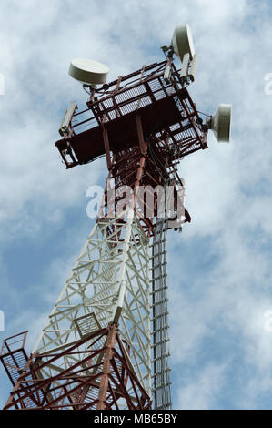 Vyazma, Russland - Juli 02, 2011: Turm mit Mobilfunkantenne Stockfoto