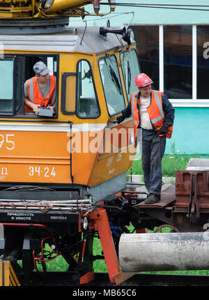 Vyazma, Russland - Juli 04, 2011: Der Lokführer und die eisenbahnarbeiter zusammen Stockfoto