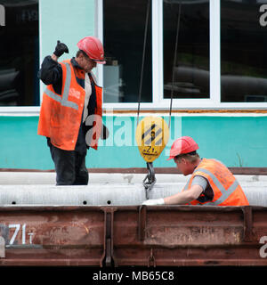 Vyazma, Russland - Juli 04, 2011: Arbeiter bei der Eisenbahn werden geladen Stockfoto