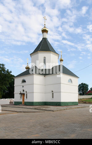 Mushkovichi, Russland - Juli 10, 2011: Kirche der Dreifaltigkeit des Lebensnotwendige im Dorf Muskovichi, Smolensk region Stockfoto