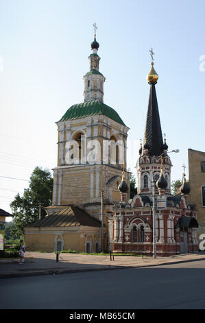 Smolensk, Russland - Juli 12, 2011: Das Gebäude der Glockenturm des ehemaligen Nizhne-Nikolskaya Kirche und die Kapelle des St. Nikolaus die Wonderworke Stockfoto