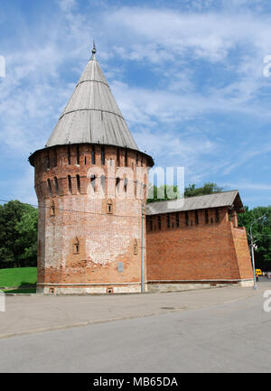 Smolensk, Russland - Juli 12, 2011: Der Donner Turm der Festung Wand des Smolensk Kreml Stockfoto