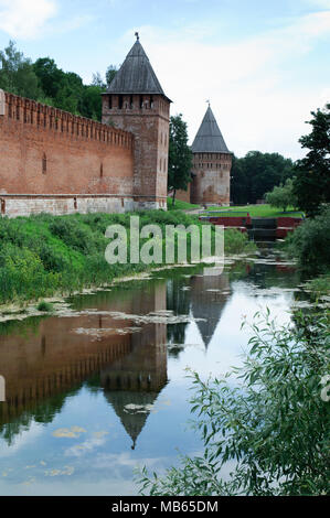 Smolensk, Russland - Juli 12, 2011: Smolensk Festung an der Wand neben dem Fluss Stockfoto