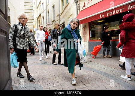 Ältere Dame, Einkaufen in Frankreich Stockfoto