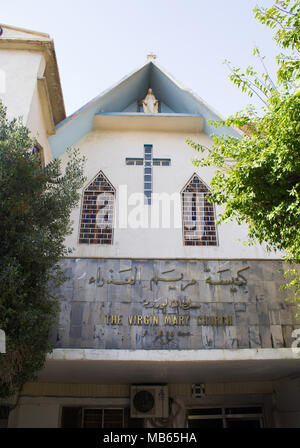 Bild einer Kirche im Stadtteil Karrada in der irakischen Hauptstadt Bagdad und von Irakern der Chaldäisch-katholischen christlichen Gemeinschaft besucht Stockfoto